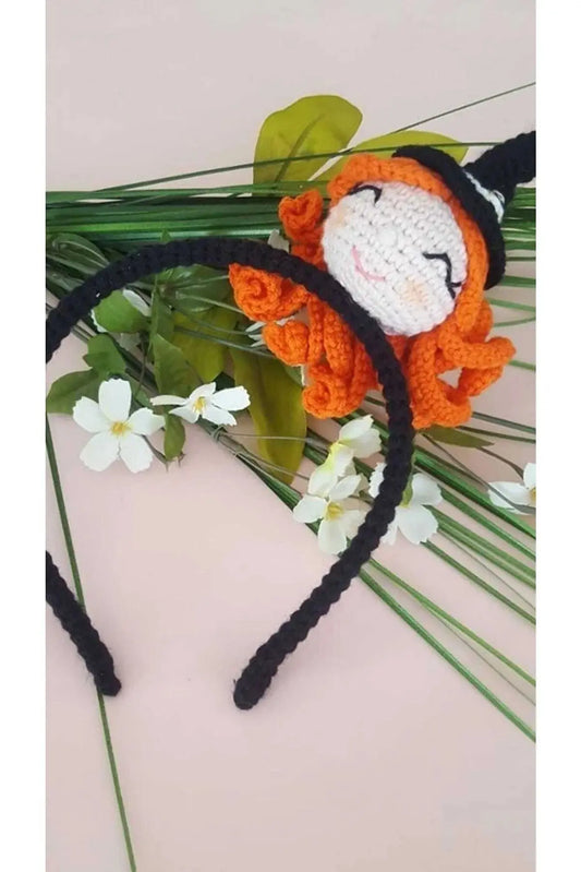 a crocheted headband with a cat on it