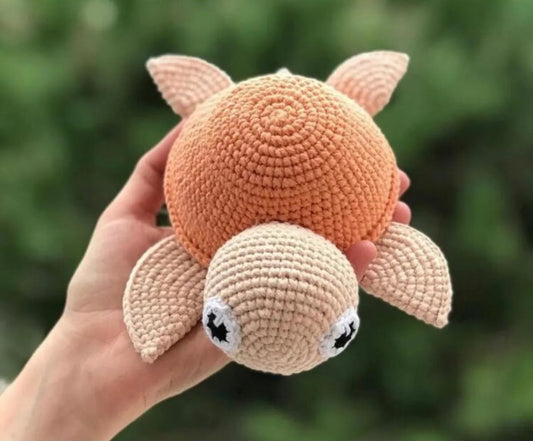 Linda tortuga tejida a crochet hecha a mano