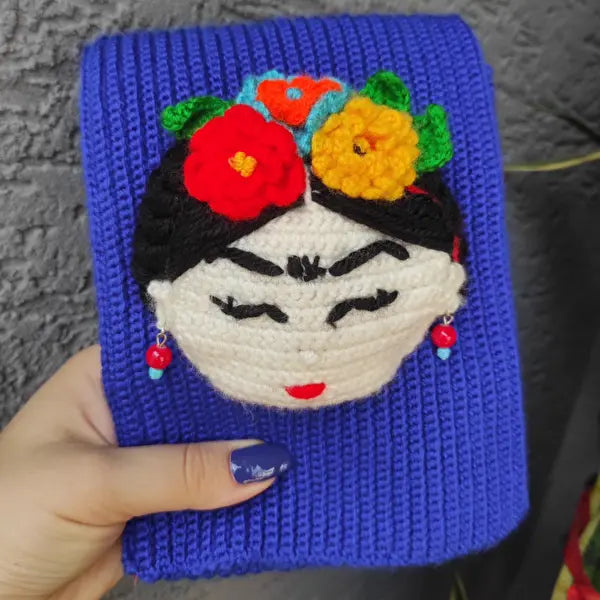 a woman's hand holding a crocheted purse with a fridace