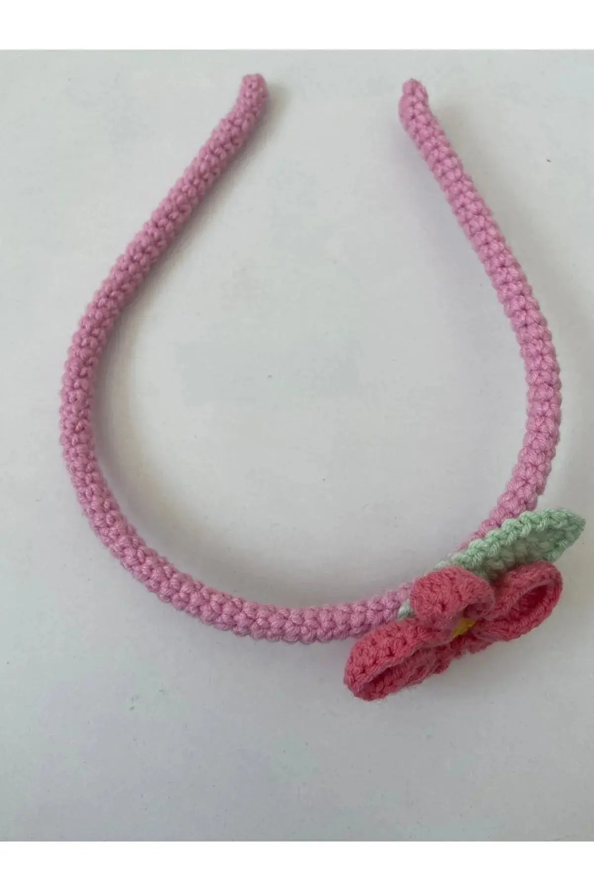 a crocheted necklace with a flower on it