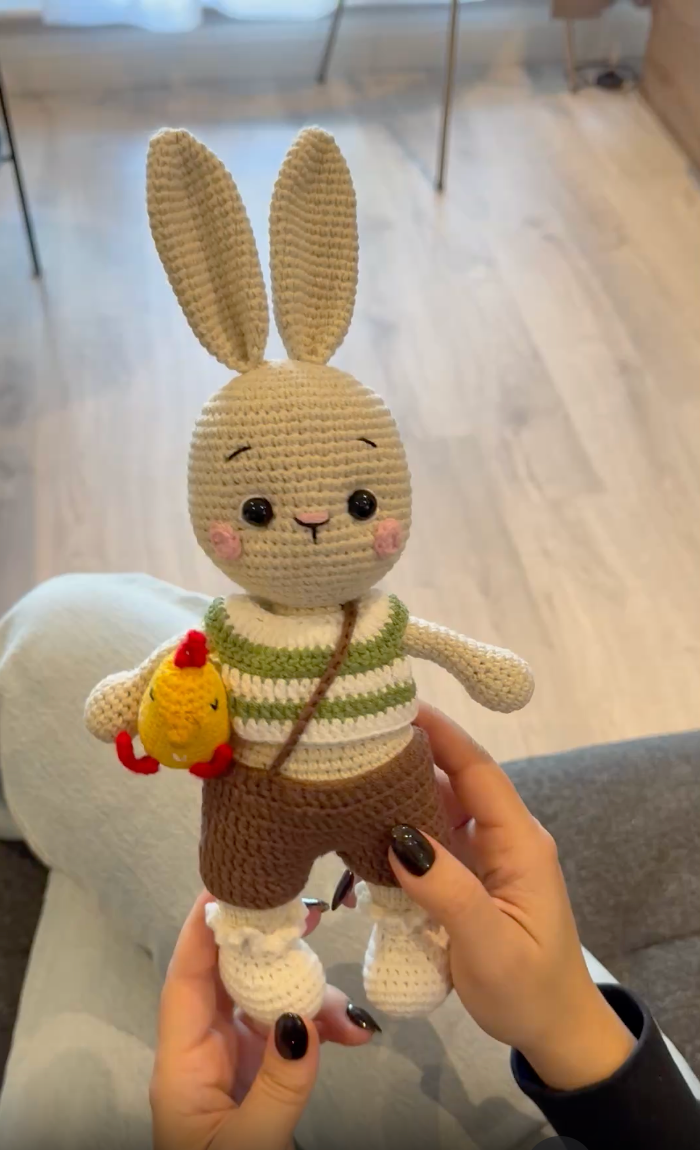 Jouet lapin mignon au crochet avec son petit poussin