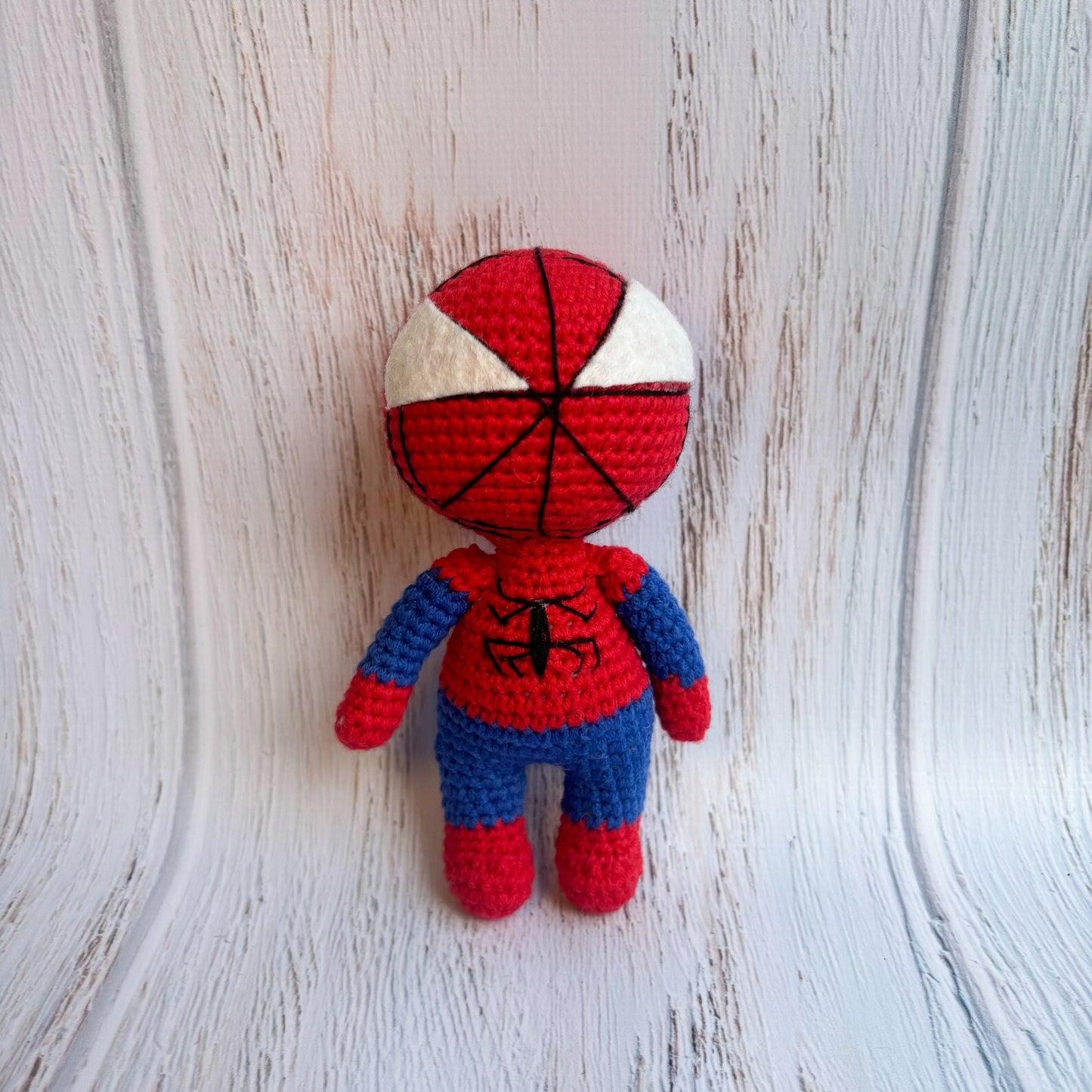 Juguete de Spiderman tejido a crochet